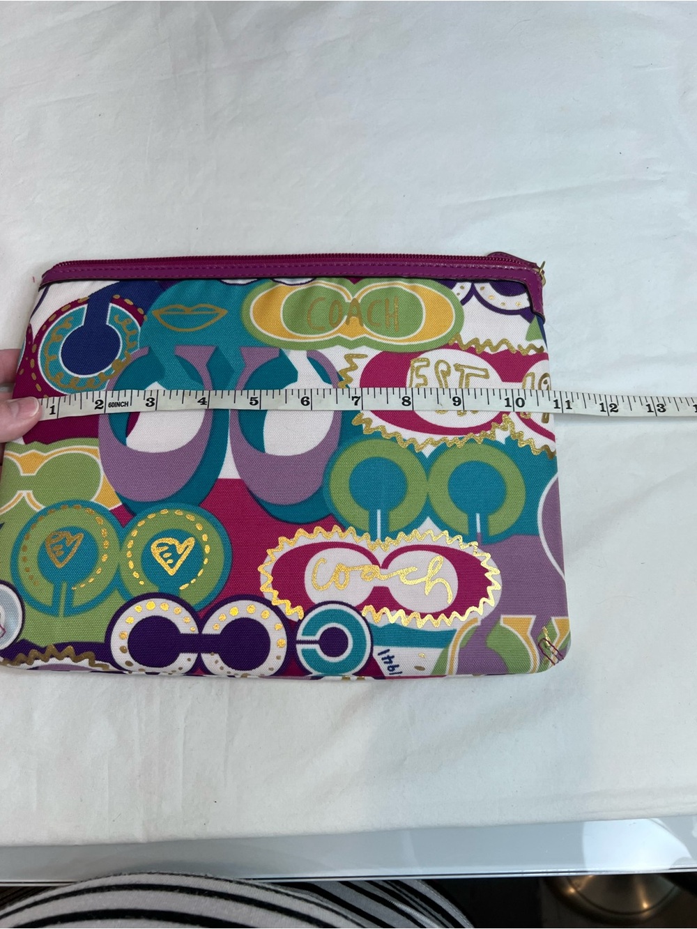 Coach Poppy tablet case featuring a vibrant multicolored graffiti "C" print - Picture 4 of 5
